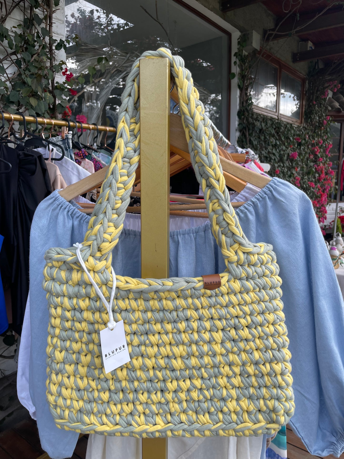 Twist tote