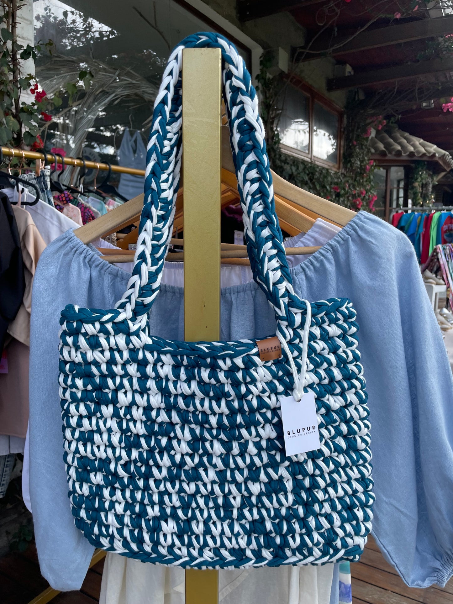 Twist tote