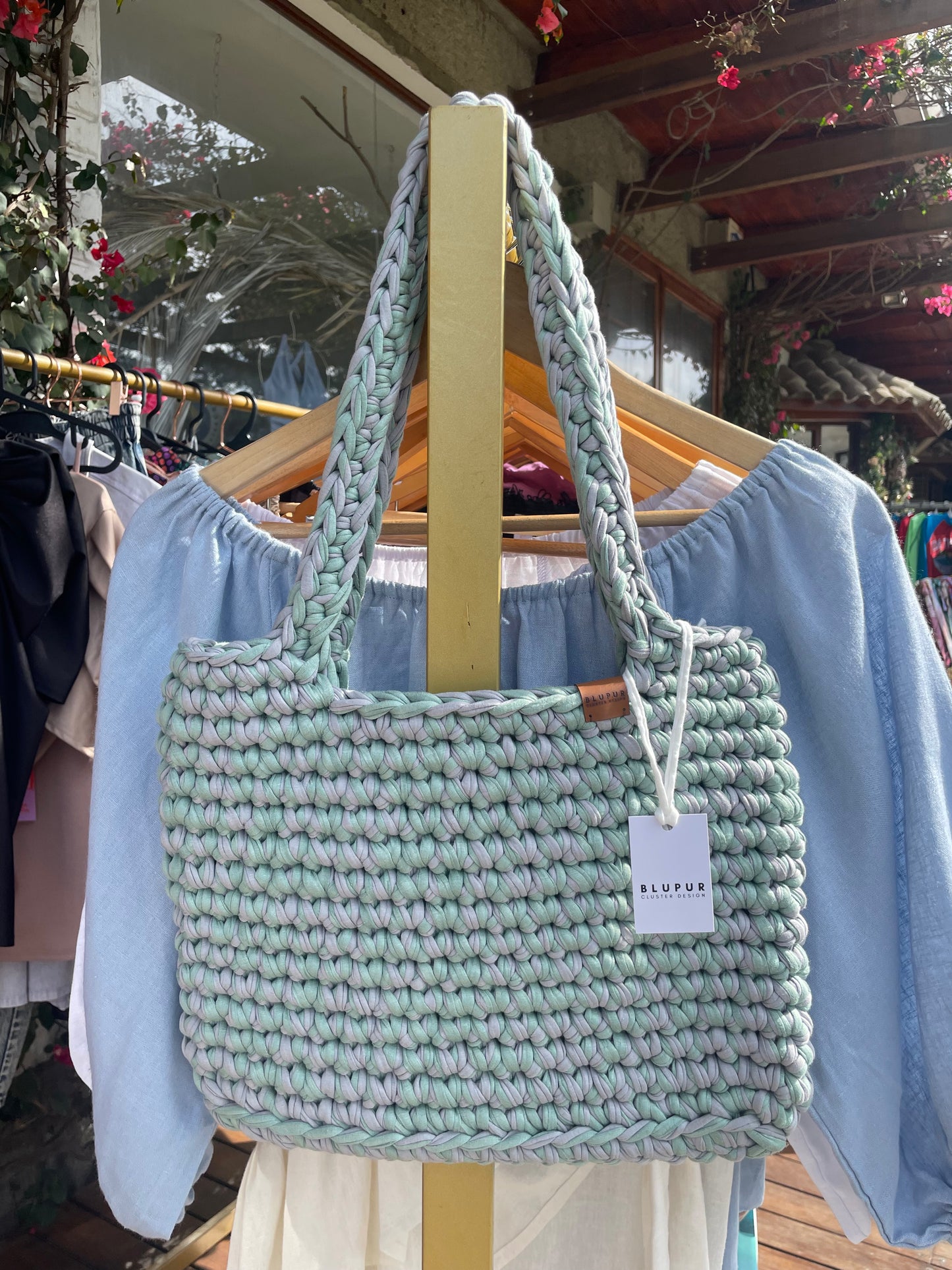 Twist tote