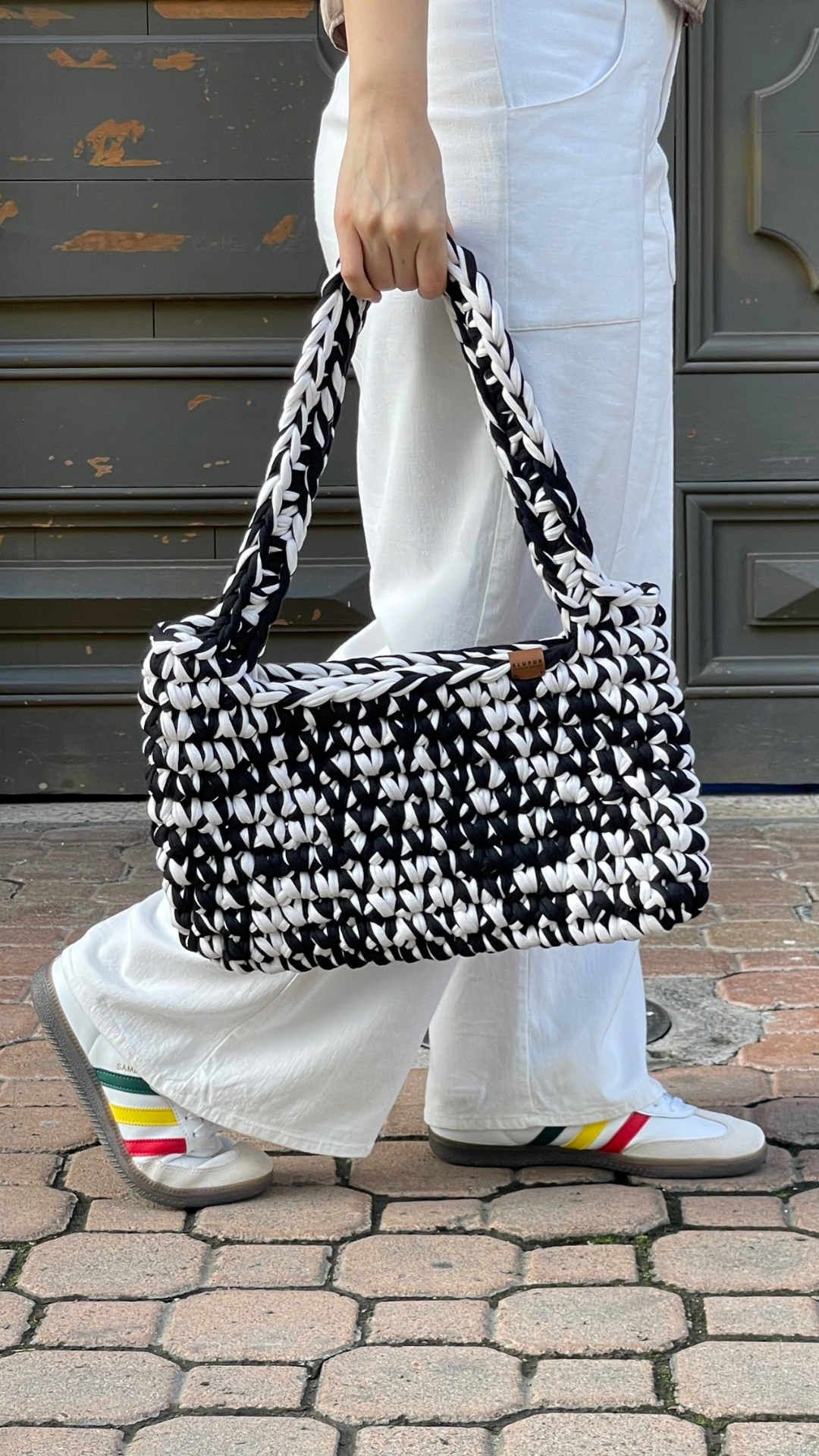 Twist tote