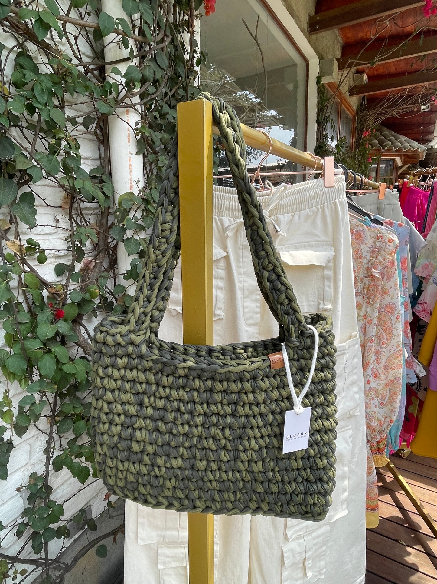 Twist tote